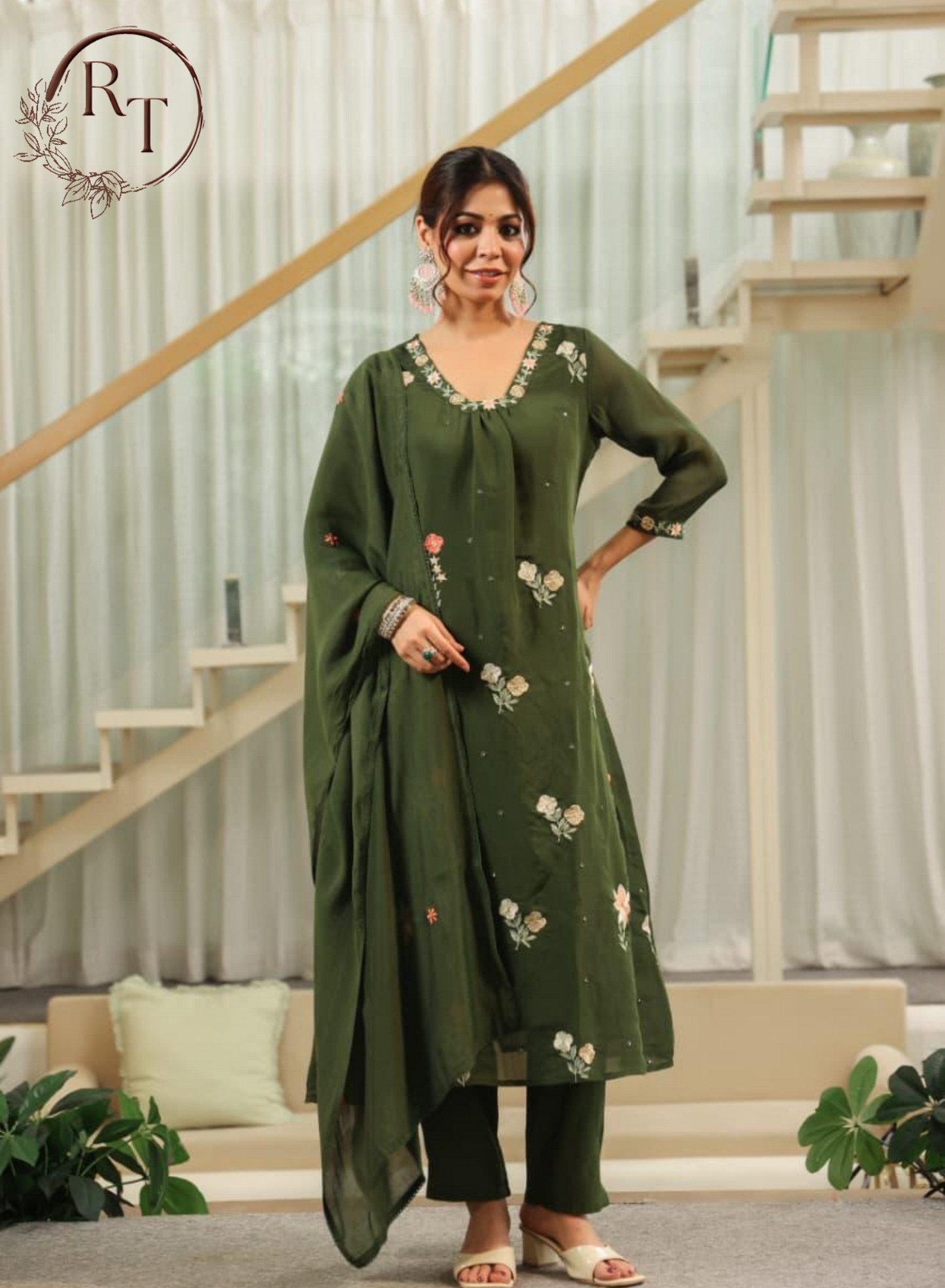 Mull Chanderi Embroidery 3pc Set With Neck Design Floral Motifs